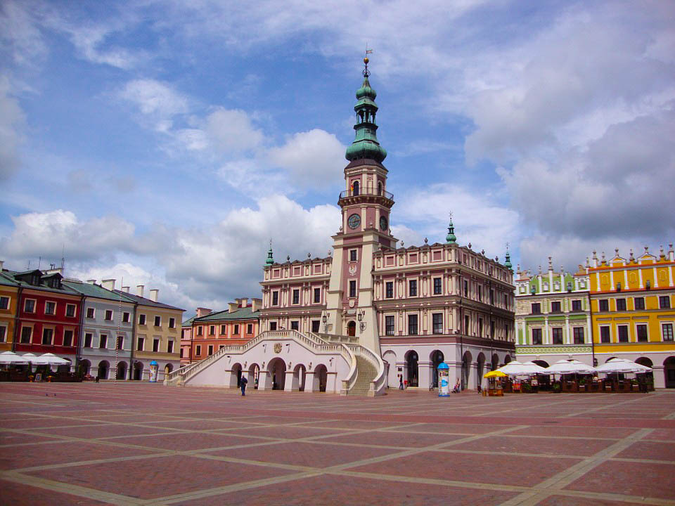 Zamość is a great example of a city that has retained the original urban layout of an "ideal Renaissance city", with fortifications and buildings in which the features of Italian architecture intertwine with the local artistic tradition.